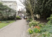 Museum Gardens walk to town - B&B Alcuin Lodge